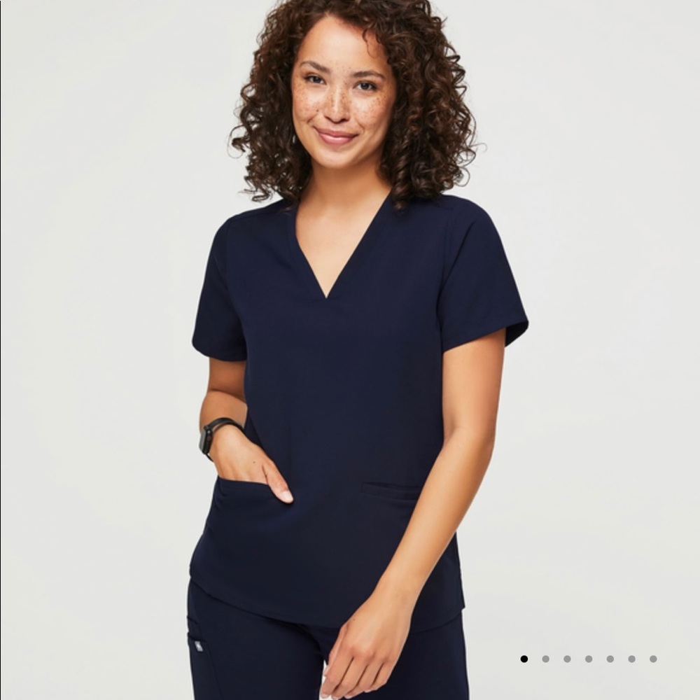 FIGS Casma Three Pocket Scrub Top — Navy